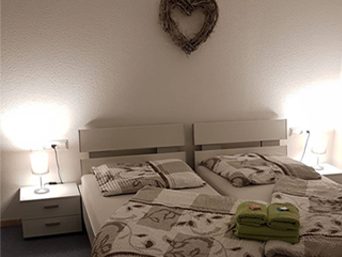 Unser Doppelbett lädt ein zum Ruhen und Verweilen.