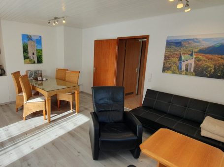 Am großen Esstisch ist Platz für gesellige Abendessen mit Freunden und Bekannten. Am großen Esstisch ist Platz für gesellige Abendessen mit Freunden und Bekannten. Am großen Esstisch ist Platz für gesellige Abendessen mit Freunden und Bekannten.