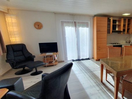 Die Küchenzeile bietet, Herd, Backofen, Geschirrspüler, Kühlschrank, Gefrierschrank, Toaster, Wasserkocher und eine Kaffeemaschine.