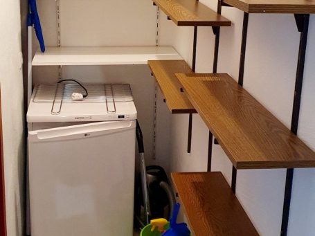 Im angrenzenden Vorratsraum mit Gefrierschrank ist ausreichend Platz für Lebensmittel. Standardreinigungsmittel für Zwischendurch sind ebenfalls vorhanden.