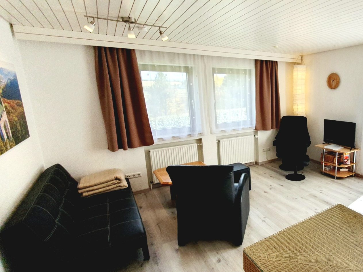 Herzstück unserer modern eingerichteten Ferienwohnung ist der lichtdurchflutete Wohn- und Essbereich.