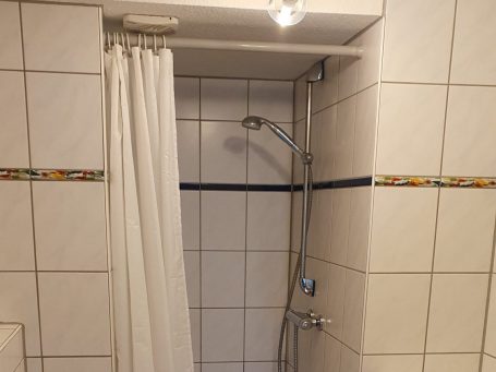 Die geräumige Dusche ist mit einer komfortablen Thermostat-Armatur ausgestattet.