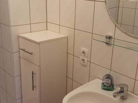 Viel Platz für Kosmetika bieten die Ablage unterhalb des Spiegels und die Kommode.