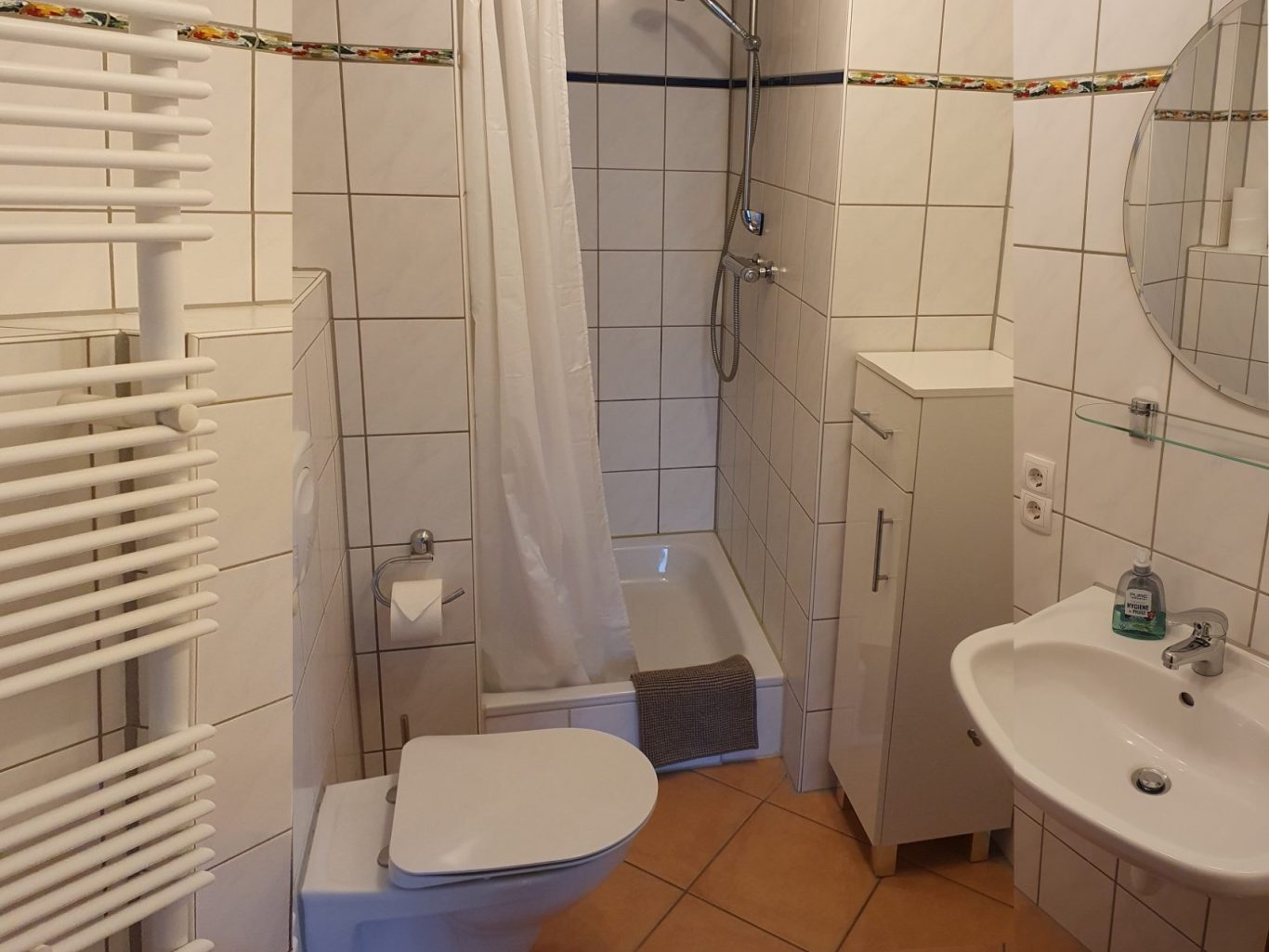 Das innenliegende Bad verfügt über eine Dusche, ein Waschbecken und ein Hänge-WC.