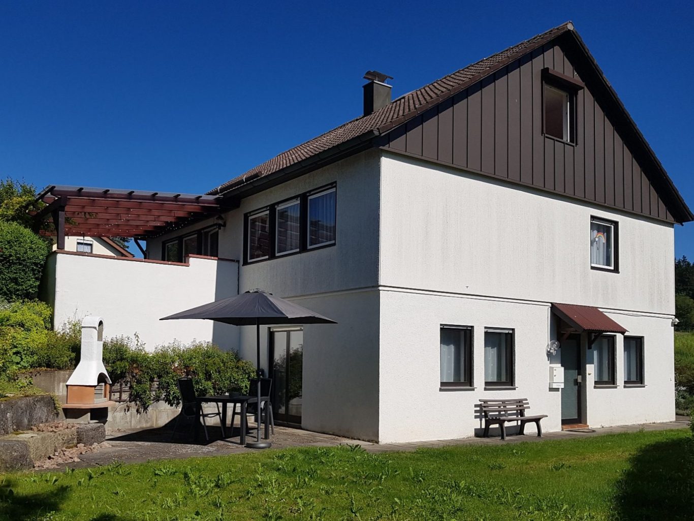 Die Ferienwohnung befindet sich im Gartengeschoss unseres Hauses und hat einen separaten Eingang.